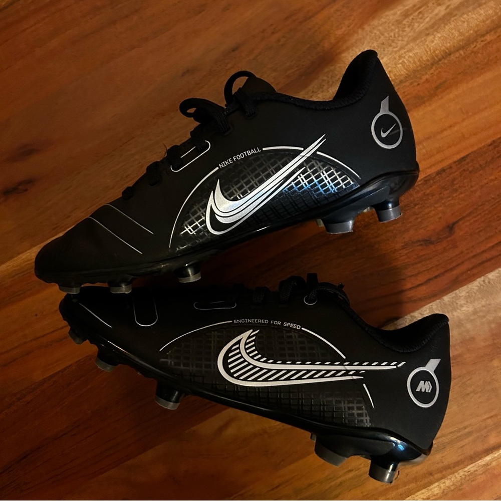 Nike Youth Soccer Shoes (size 1)